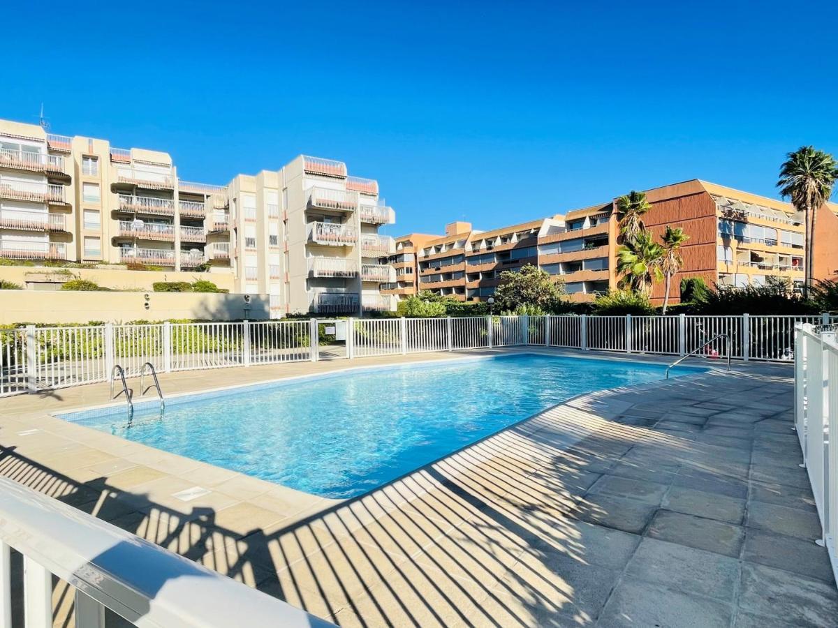 Tres Bel Appartement Face Au Port Santa -Piscine Saint-Raphaël Buitenkant foto